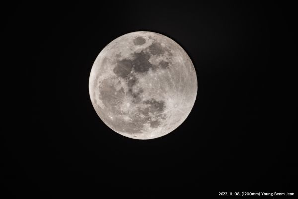 보름달(2022년 11월 8일 한국천문연구원 전영범 책임연구원 촬영)