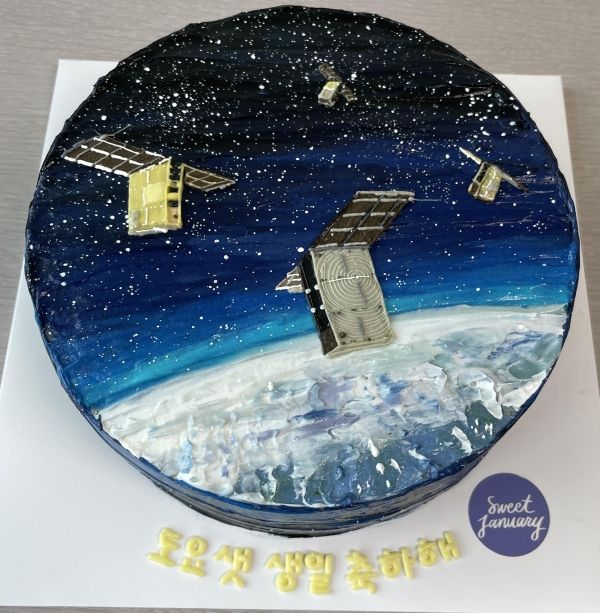 도요샛 1주년 기념 케이크. 한국천문연구원 제공