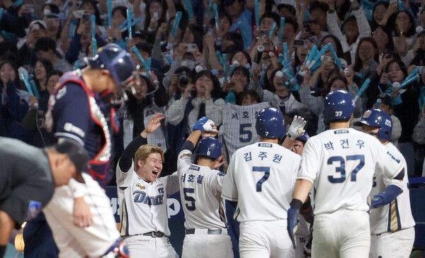 19일 경남 창원NC파크에서 열린 '2023 신한은행 SOL KBO리그' 와일드카드 결정 1차전 NC 다이노스와 두산 베어스의 경기. 4회 말 2사 만루 상황 만루 홈런을 친 NC 7번 서호철이 축하받고 있다. /연합뉴스