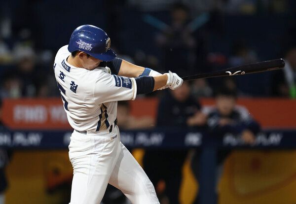 19일 오후 창원NC파크에서 열린 2023 KBO 포스트시즌 와일드카드 결정전 두산 베어스 대 NC 다이노스 경기. 4회 말 2사 만루 때 NC 서호철이 경기를 뒤집는 만루 홈런을 치고 있다. /연합뉴스