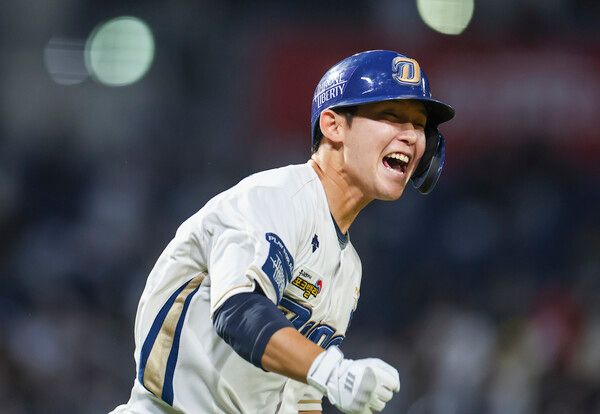 19일 오후 창원NC파크에서 열린 2023 KBO 포스트시즌 와일드카드 결정전 두산 베어스 대 NC 다이노스 경기. 4회 말 2사 만루 때 NC 서호철이 경기를 뒤집는 만루 홈런을 친 후 그라운드를 달리고 있다. /연합뉴스