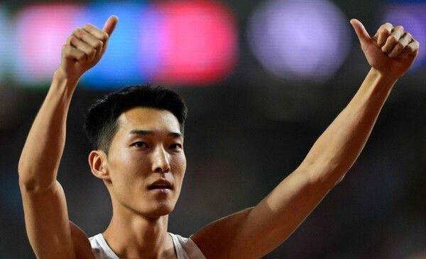 높이뛰기 간판 우상혁이 엄지를 치켜세우고 있다. /연합뉴스