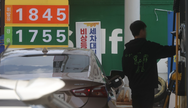 국내 주유소의 휘발유·경유 가격이 2주 연속 내렸다. / 연합뉴스