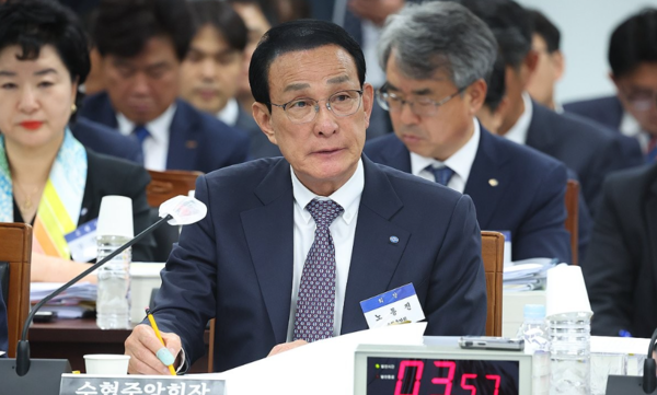 20일 부산 영도구 한국해양과학기술원에서 열린 국회 농림축산식품해양수산위원회 국정감사에서 답변하고 있는 노동진 수협중앙회장./ 연합뉴스&nbsp;