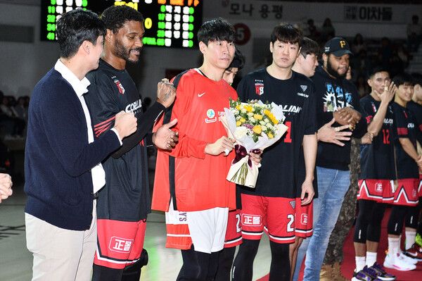 정관장 반지 전달식 오세근. /KBL 제공