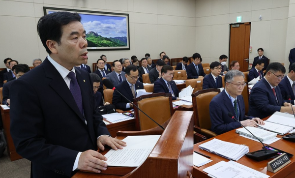 박종길 근로복지공단 이사장이 23일 국회 환경노동위원회 국정감사에서 업무보고를 하고 있다./연합뉴스&nbsp;