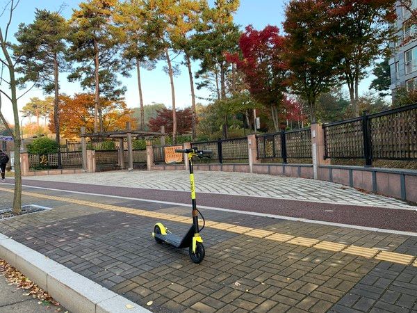 경기도 파주시 야당동의 한 보행로에 전동킥보드가 방치됐다. /한스경제 DB