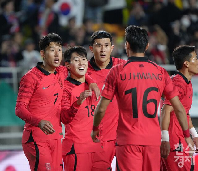 17일 오후 경기도 수원월드컵경기장에서 대한민국과 베트남의 '하나은행 초청 축구국가대표팀 친선경기'가 열리고 있다. 한국 이강인 선수가 팀의 5번째 골을 넣은 후 동료들의 축하를 받고 있다. /수원=최대성 기자 dpdaesung@sporbiz.co.kr 2023.10.17.
