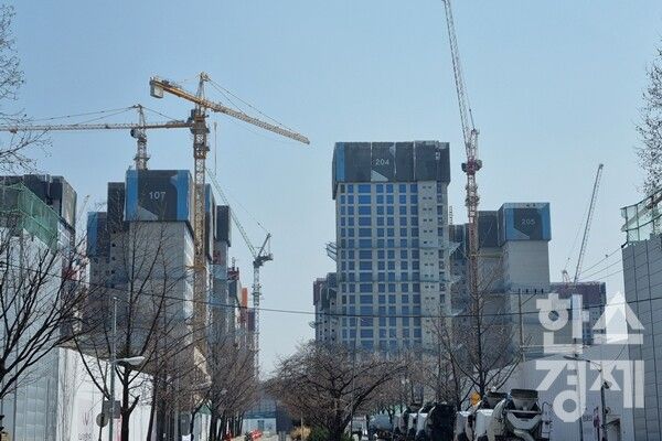 서울 강동구 둔촌주공 재건축 현장. / 한스경제DB