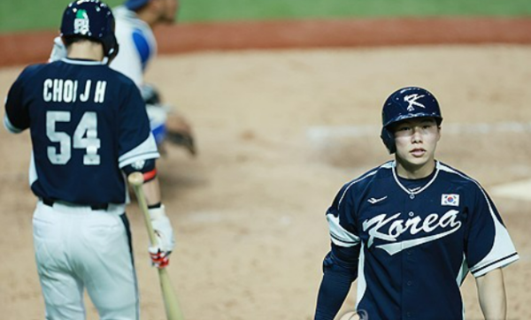 김혜성(오른쪽)이 2일 대만전에서 삼진을 당한 뒤 더그아웃으로 들어가고 있다. /연합뉴스