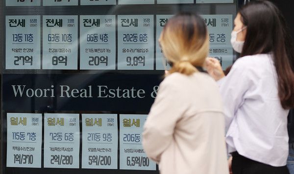 최근 3년간 악성 임대인에게 전세금을 떼이는 피해자 10명 중 8명이 20-30대인 것으로 나타났다. 사진은 서울 강남구 한 공인중개사무소. / 연합뉴스.&nbsp;