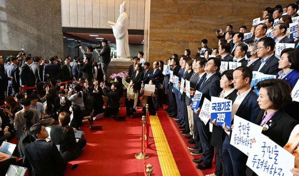 더불어민주당 의원들이 31일 오전 윤석열 대통령의 내년도 정부 예산안에 대한 시정연설에 앞서 로텐더홀에서 침묵 피켓 시위를 진행하고 있다. / 연합뉴스&nbsp;