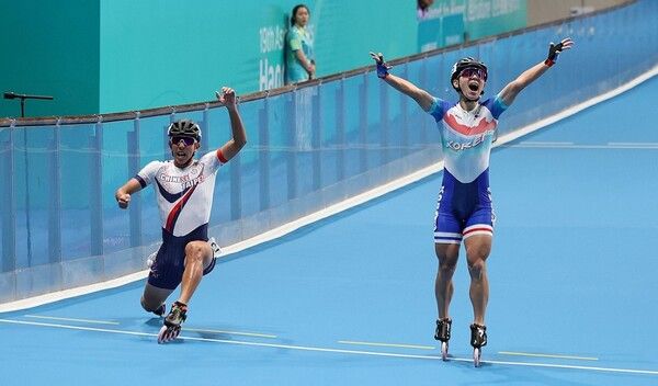 2일 중국 저장성 항저우 첸탕 롤러스포츠 센터에서 열린 항저우 아시안게임 롤러스케이트 남자 스피드 3000m 계주에서 한국의 마지막 주자 정철원이 2위로 결승선을 통과하고 있다. /연합뉴스