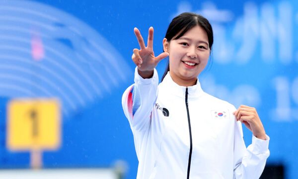 7일 중국 항저우 푸양 인후 스포츠센터에서 열린 2022 항저우 아시안게임 양궁 리커브 여자 개인 결승전에서 금메달을 차지한 임시현이 시상대에 올라 포즈를 취하고 있다. /연합뉴스