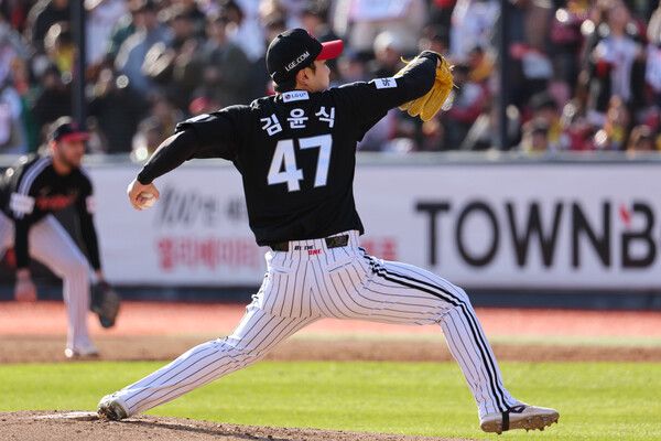 11일 경기도 수원케이티위즈파크에서 열린 2023 KBO 한국시리즈 4차전 LG 트윈스와 kt wiz의 경기. 3회말 LG 선발투수 김윤식이 역투하고 있다. /연합뉴스