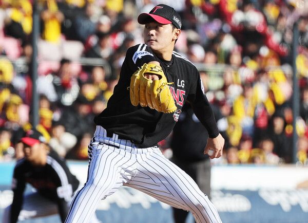 11일 경기도 수원케이티위즈파크에서 열린 2023 KBO 한국시리즈 4차전 LG 트윈스와 kt wiz의 경기. 1회말 LG 선발투수 김윤식이 역투하고 있다. /연합뉴스