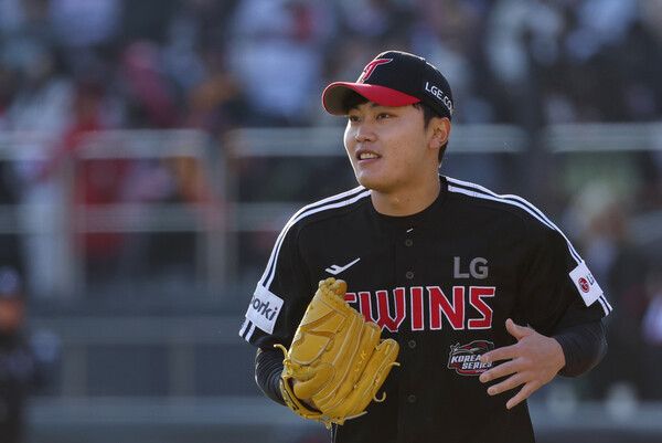11일 경기도 수원케이티위즈파크에서 열린 2023 KBO 한국시리즈 4차전 LG 트윈스와 kt wiz의 경기. 5회말 2사 1루 kt 오윤석을 땅볼로 잡아내며 이닝을 마친 LG 선발투수 김윤식이 더그아웃으로 향하고 있다. /연합뉴스