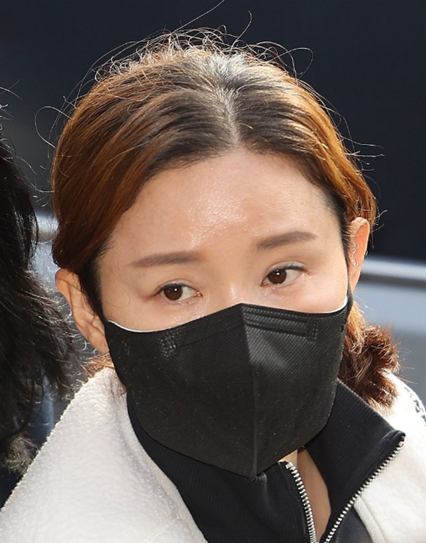 전 펜싱 국가대표 남현희(42) 씨가 8일 오전 조사를 받기 위해 서울 송파경찰서로 들어서고 있는 모습. / 연합뉴스&nbsp;