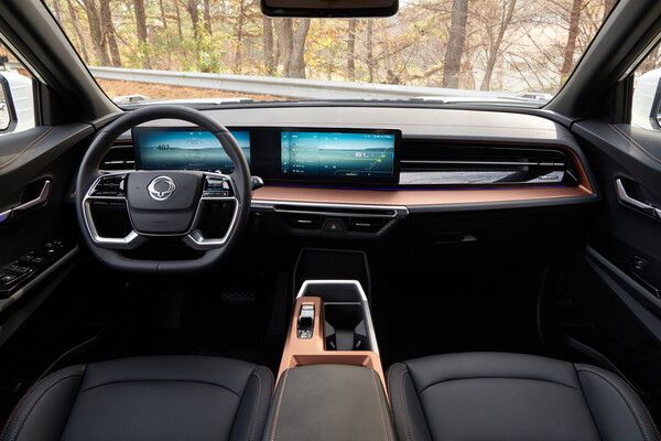 '토레스EVX' 블랙인테리어 / KG모빌리티 제공