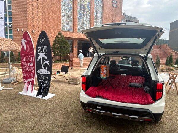 영종도 메이드림에 주차돼있는 '토레스EVX' 러기지룸에 차박컨셉으로 꾸며져있다 / 김우정 기자