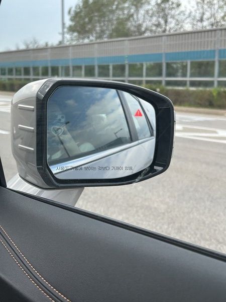 '토레스EVX'에 후측방 충돌 방지 및 차선 변경 경고등이 울린 모습 / 김우정 기자&nbsp;