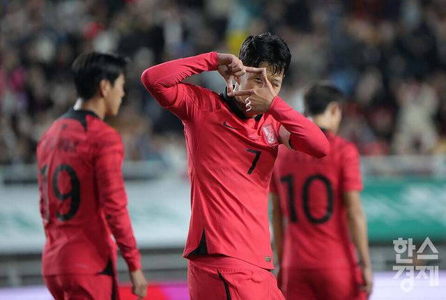 17일 오후 경기도 수원월드컵경기장에서 대한민국과 베트남의 '하나은행 초청 축구국가대표팀 친선경기'가 열리고 있다. 한국 손흥민 선수가 팀의 4번째 골을 넣은 후 세리머니를 하고 있다. /수원=최대성 기자 dpdaesung@sporbiz.co.kr 2023.10.17.