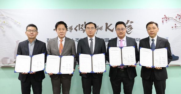 (왼쪽부터)임준범롯데칠성음료 본부장, 장인섭하이트진로 전무이사, 최재봉 국세청 법인납세국장, 구자범오비맥주수석 부사장, 차승민 국순당 본부장이 20일 세종시 정부세종2청사에서전통주•중소주류 수출지원을 위한 업무협약을 체결하고 있다./