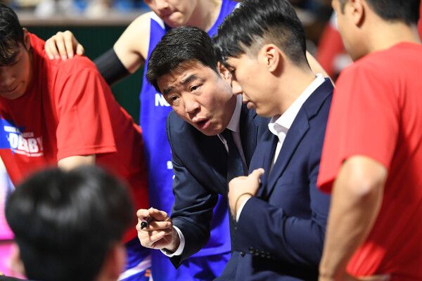 은희석 삼성 감독(가운데)이 경기 중 선수들에게 작전 지시를 하고 있다. /KBL 제공