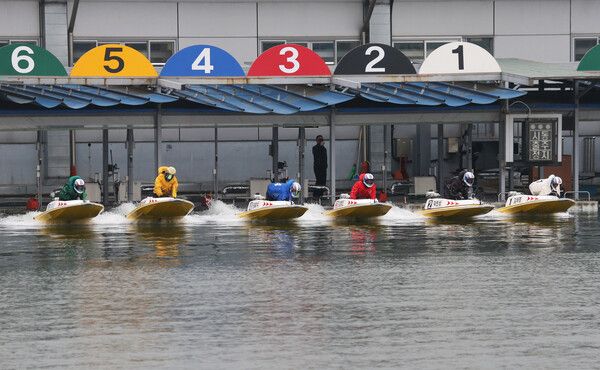 미사리경정장에서 출전 선수들이 경주를 위해 계류장을 출발하고 있다. /국민체육진흥공단 제공