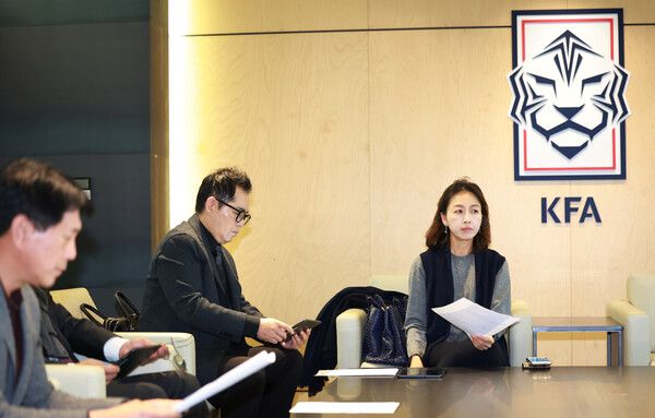 이윤남 대한축구협회(축협) 윤리위원장이 28일 오후 서울 종로구 대한축구협회에서 불법 촬영 혐의로 경찰 수사를 받는 축구 국가대표 황의조 사건과 관련해 열린 논의 기구 회의를 주재하고 있다. /연합뉴스