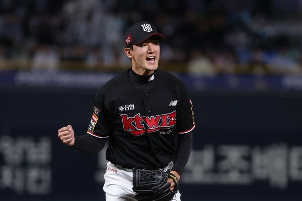 2일 경남 창원NC파크에서 열린 2023 KBO리그 플레이오프 3차전 kt wiz와 NC 다이노스의 경기. kt 선발 고영표가 6회말에도 무실점으로 막아낸 뒤 환호하고 있다. /연합뉴스