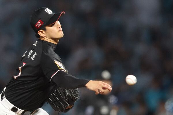 2일 경남 창원NC파크에서 열린 2023 신한은행 SOL KBO리그 플레이오프 3차전 kt wiz와 NC 다이노스의 경기. 1회 말 kt 선발 고영표가 역투하고 있다. /연합뉴스