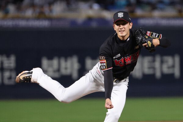 2일 경남 창원NC파크에서 열린 2023 KBO리그 플레이오프 3차전 kt wiz와 NC 다이노스의 경기. 1회말 kt 선발 투수 고영표가 역투하고 있다./연합뉴스
