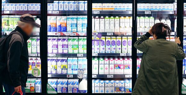 서울 시내 한 대형마트의 우유 판매대./연합뉴스.