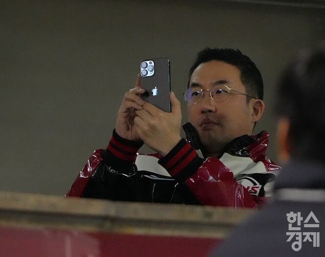 7일 오후 서울 잠실야구장에서 2023 KBO 프로야구 포스트시즌 한국시리즈(KS) LG 트윈스와 KT 위즈의 1차전이 열리고 있다. LG그룹 구광모 회장이 경기장을 찾았다. /최대성 기자 dpdaesung@sporbiz.co.kr 2023.11.07.