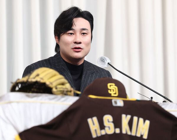 미국프로야구 메이저리그에서 골든 글러브를 수상한 김하성(샌디에이고 파드리스)이 20일 오전 서울 강남구 호텔 리베라에서 열린 수상 공식 기자회견에서 취재진 질문에 답하고 있다. /연합뉴스