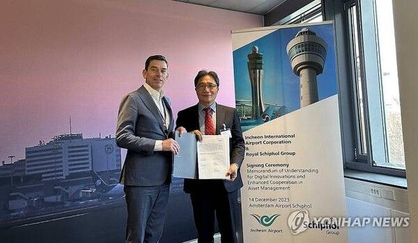 이학재 인천국제공항공사 사장(오른쪽)이 14일(현지시간) 네덜란드 암스테르담에서 루드 손다그 스키폴공항 사장과 스마트 인프라 관리 및 디지털 전환을 위한 상호협력 양해각서(MOU)를 체결 후 기념 촬영하고 있다. /연합뉴스