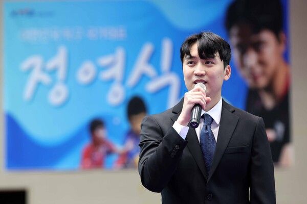 정영식이 14일 열린 은퇴식에서 소감을 전하고 있다. /대한탁구협회 제공