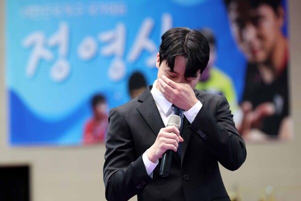 눈물을 흘리는 정영식. /대한탁구협회 제공