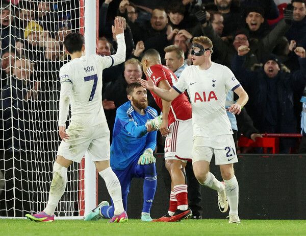 손흥민과 데얀 쿨루셉스키. /연합뉴스