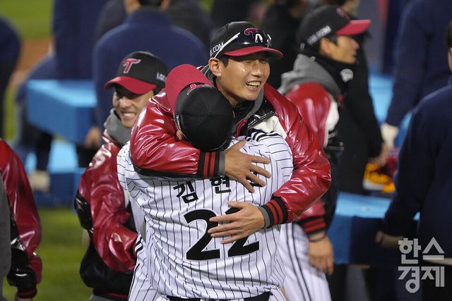 13일 오후 서울 잠실야구장에서 2023 KBO 프로야구 포스트시즌 한국시리즈(KS) LG 트윈스와 KT 위즈의 5차전서 LG 트윈스가 승리, 한국시리즈에서 29년 만에 최정상이 확정되자 환호하고 있다. LG 김현수가 염경엽 감독을 번쩍 안아들며 기뻐하고 있다. /최대성 기자 dpdaesung@sporbiz.co.kr 2023.11.13.&nbsp;