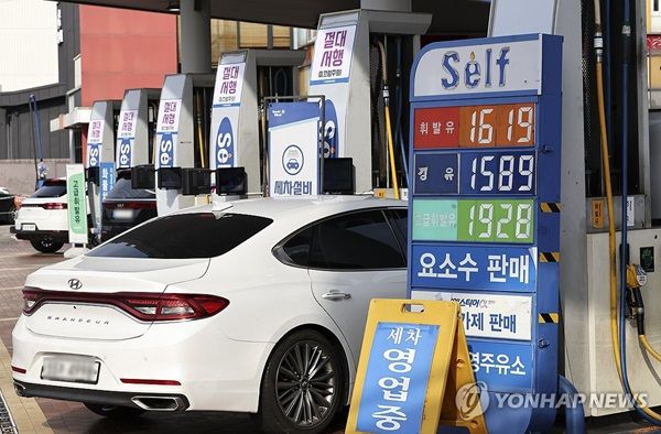 16일 한국석유공사 유가정보시스템 오피넷에 따르면 12월 둘째 주(10∼14일) 전국 주유소 휘발유 판매가는 전주 대비 20원 하락한 1606.6원을 기록했다. /연합뉴스