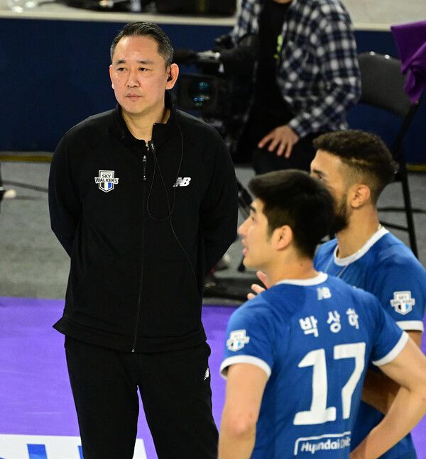 최태웅 현대캐피탈 감독(왼쪽). /KOVO 제공