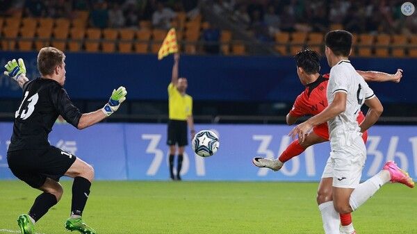27일 중국 저장성 진화 스포츠센터 스타디움에서 열린 2022 항저우 아시안게임 남자축구 16강전 대한민국과 키르기스스탄의 경기. 대한민국 정우영이 슛을 하고 있다. 오프사이드 선언으로 골은 인정되지 않았다. /연합뉴스