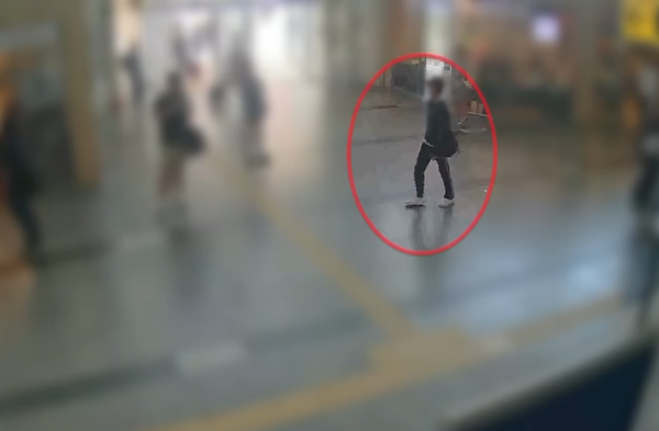 흉기를 숨긴 가방을 들고 동대구역을 배회하는 30대 남성 A 씨 / SBS뉴스 캡처