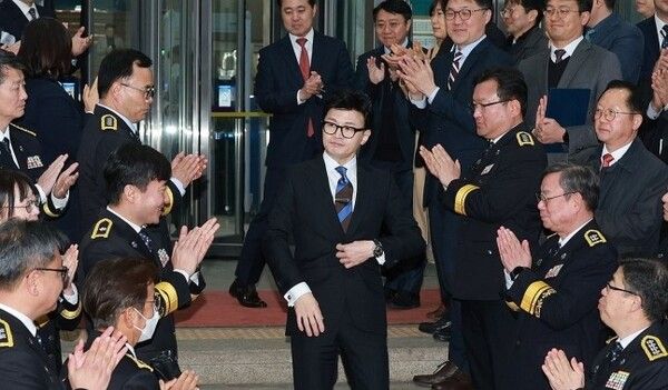 한동훈(가운데) 법무부 장관이 21일 오후 과천 법무부 청사에서 이임식을 마치고 청사를 떠나고 있다. /연합뉴스