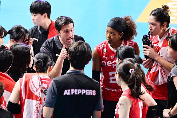 조 트린지 페퍼저축은행 감독이 선수들에게 작전 지시를 하고 있다. /KOVO 제공