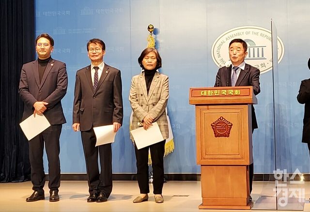 더불어민주당 정순신 검사특권 진상조사단장인 강득구 의원이&nbsp; 정순신 사태 관련 서울대학교 방문 결과 기자회견을 하고 있다. / 박수연