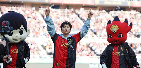 가수 임영웅이 8일 오후 서울월드컵경기장에서 열린 2023 프로축구 K리그1 대구FC와 FC서울의 경기 시축자로 나서 팬들에게 인사하고 있다. / 연합뉴스