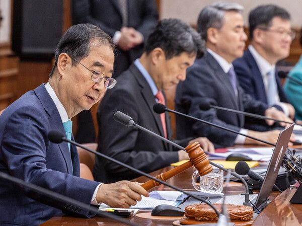 11일 오전 서울 종로구 정부서울청사에서 열린 국무회의에서 의사봉을 두드리는 한덕수 국무총리./ 연합뉴스